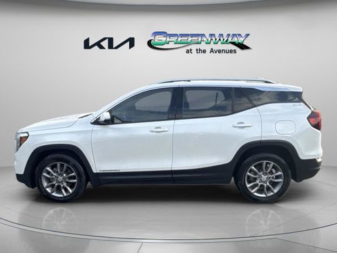 Used 2022 GMC Terrain SLT w/ Tech Package image 2