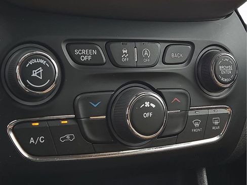 Used 2018 Jeep Cherokee Latitude w/ Altitude Package FWD image 15
