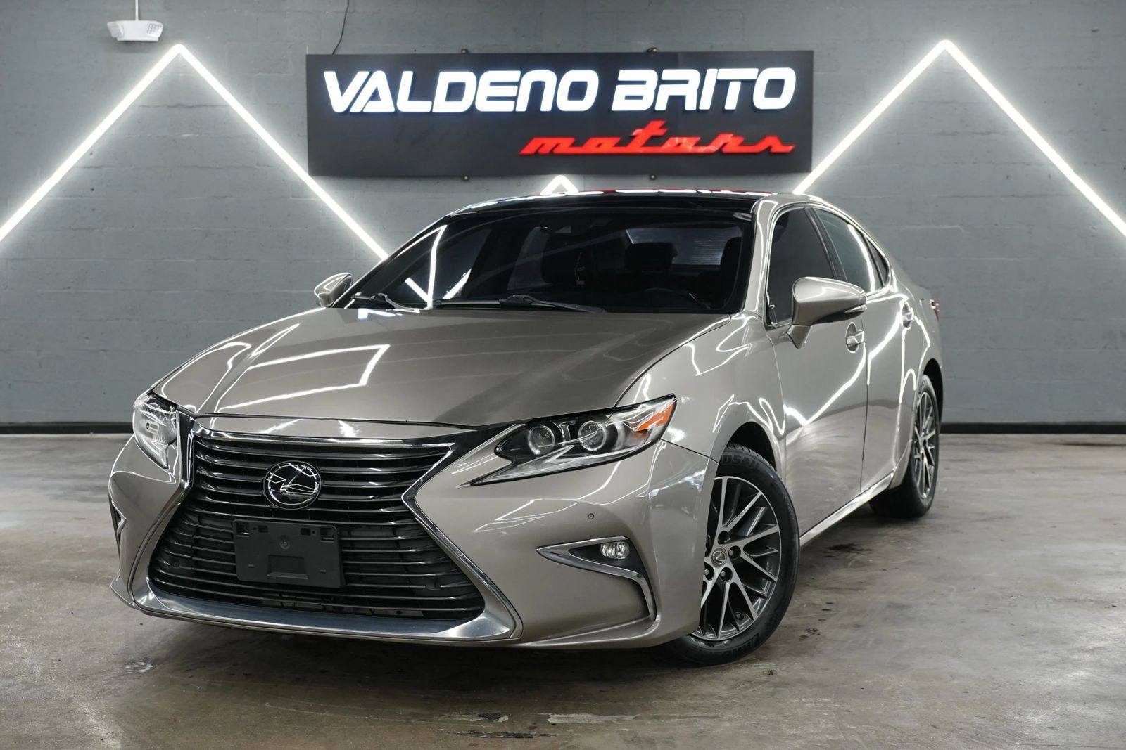 Used 2017 Lexus ES 350 w/ Luxury Package FWD image 1