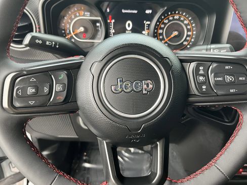Used 2024 Jeep Gladiator Rubicon w/ Convenience Group image 19