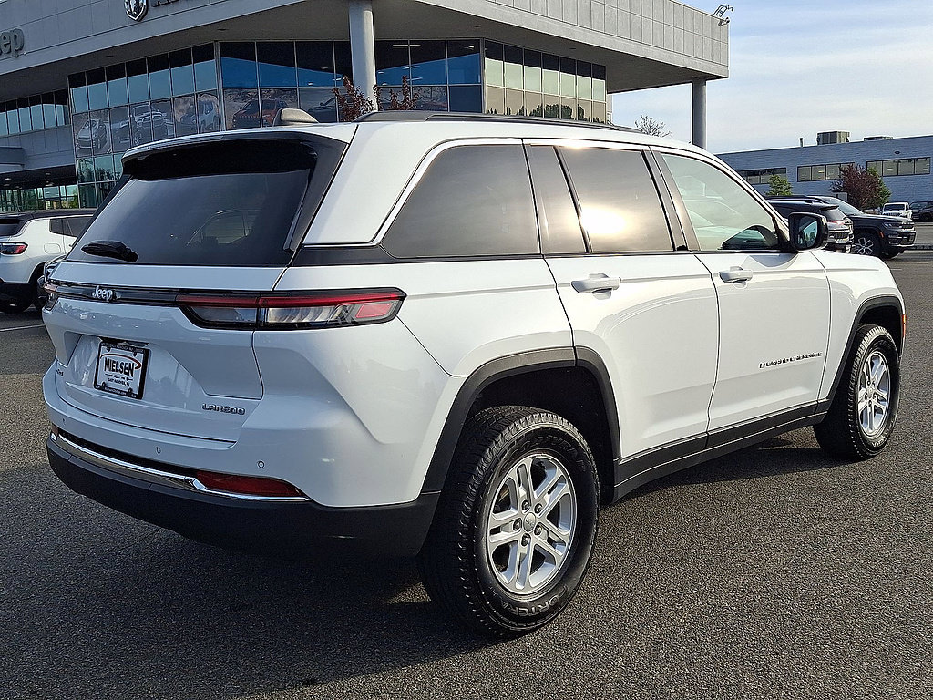 Used 2024 Jeep Grand Cherokee Laredo AWD/4WD image 31