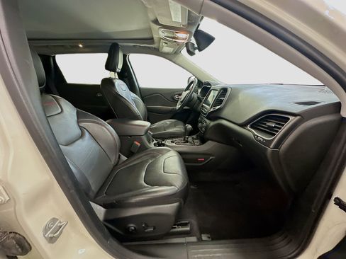 Used 2019 Jeep Cherokee Trailhawk AWD/4WD image 34