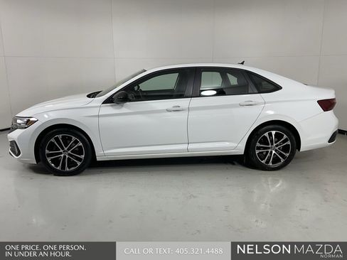 Used 2024 Volkswagen Jetta Sport image 5