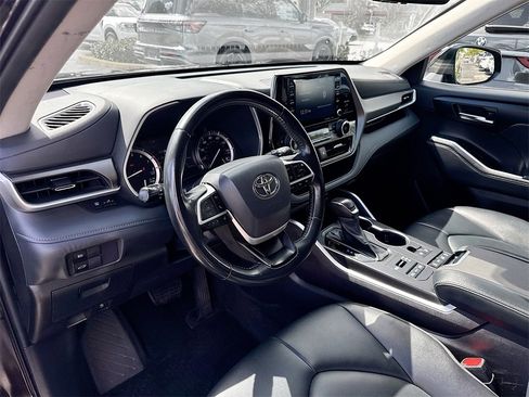 Used 2022 Toyota Highlander XLE image 9
