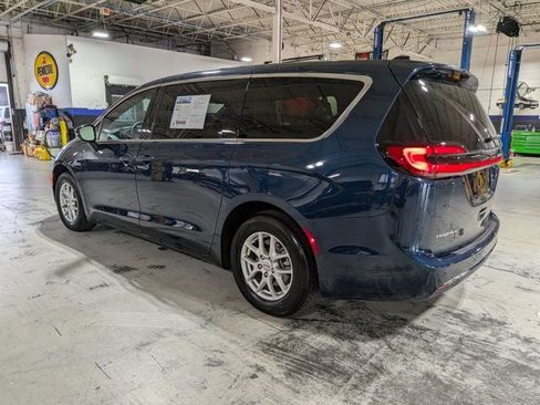 Used 2025 Chrysler Pacifica Select FWD image 6