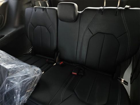 New 2026 Chrysler Pacifica Select image 11