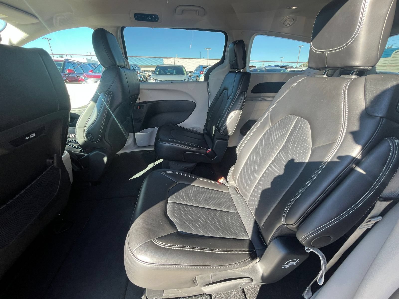 Used 2024 Chrysler Pacifica Touring-L FWD image 27