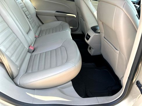 Used 2017 Ford Fusion SE w/ Fusion SE Technology Package image 14