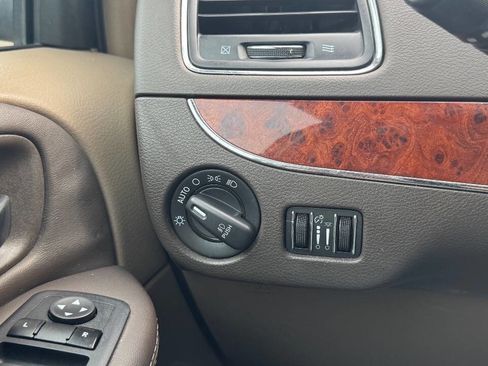 Used 2014 Chrysler Town & Country Touring FWD image 17