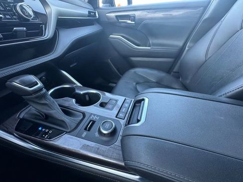 Used 2021 Toyota Highlander Limited image 25