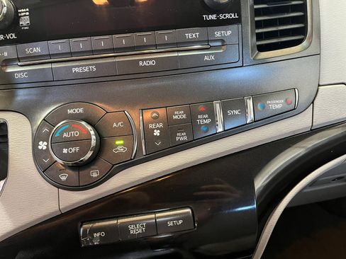 Used 2013 Toyota Sienna LE w/ Towing Pkg FWD image 23
