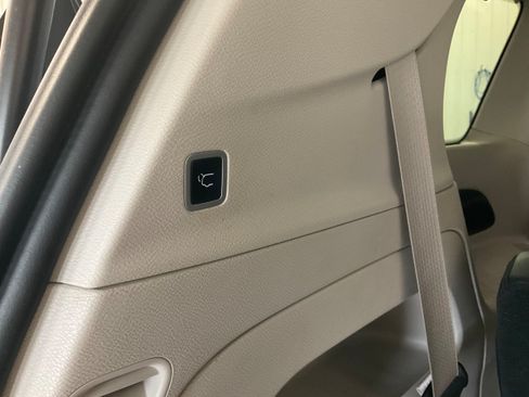 Used 2022 Chrysler Pacifica Touring-L FWD image 24