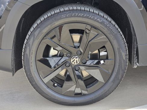 New 2026 Volkswagen Taos SE FWD image 11