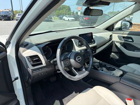Used 2023 Nissan Rogue SV w/ SV Premium B Package FWD image 4