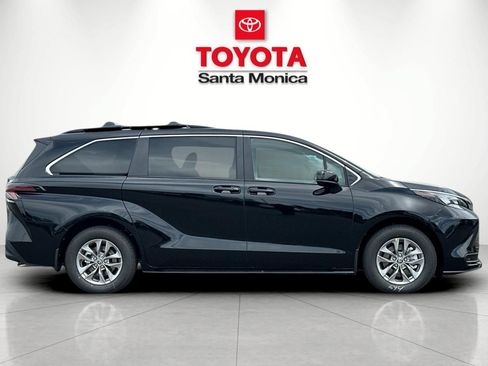 New 2026 Toyota Sienna LE FWD image 2