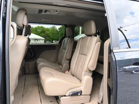 Used 2014 Chrysler Town & Country Touring FWD image 21
