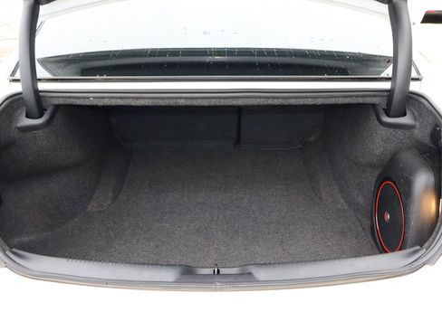 Used 2018 Chrysler 300 S w/ 300S Premium Group RWD image 9
