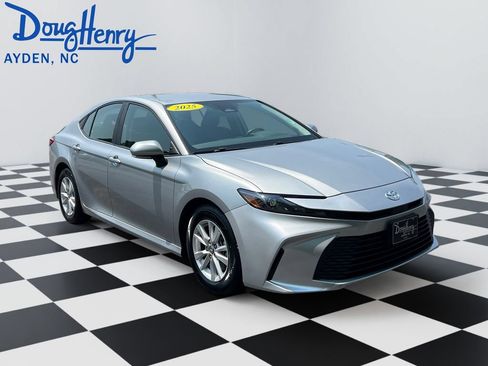 Used 2025 Toyota Camry SE FWD image 7