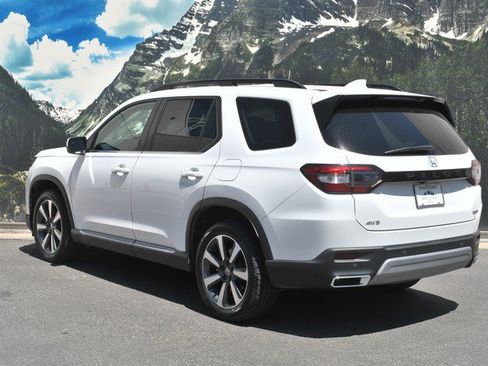 Used 2025 Honda Pilot Touring image 9