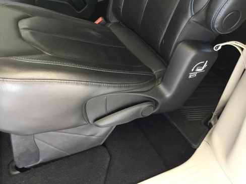 Used 2021 Chrysler Pacifica Touring-L FWD image 36
