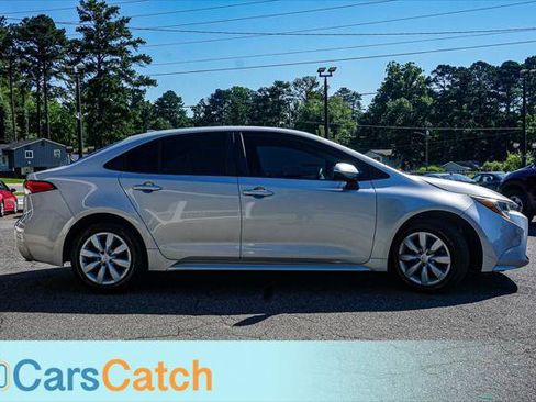 Used 2021 Toyota Corolla LE FWD image 2