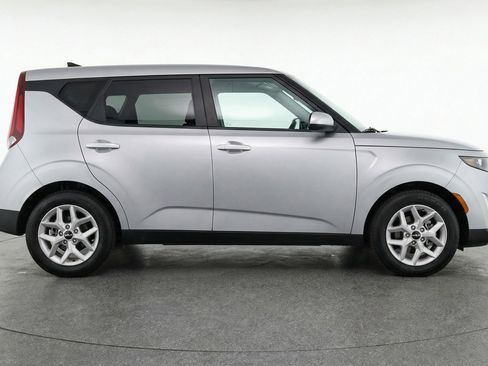Used 2025 Kia Soul LX w/ LX Technology Package FWD image 11