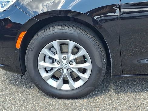 Used 2025 Chrysler Pacifica Select AWD/4WD image 8
