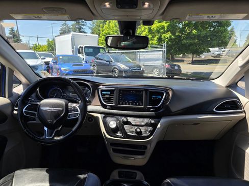 Used 2018 Chrysler Pacifica Touring-L FWD image 12