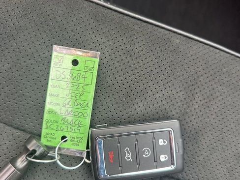 New 2025 Jeep Grand Cherokee Altitude image 31