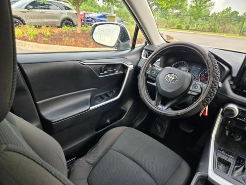 Used 2021 Toyota RAV4 LE FWD image 9