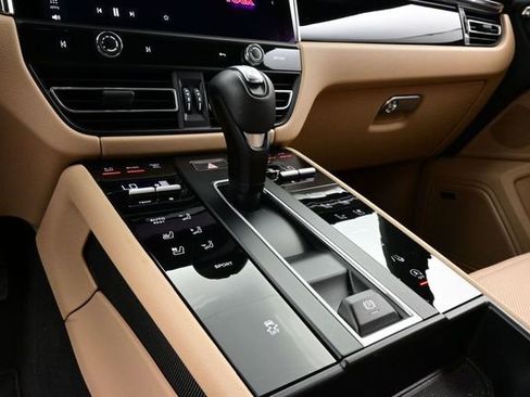 Certified 2025 Porsche Macan AWD/4WD image 11