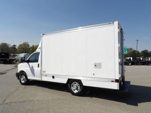 Used 2018 Chevrolet Express 3500 w/ Driver Convenience Package image 4