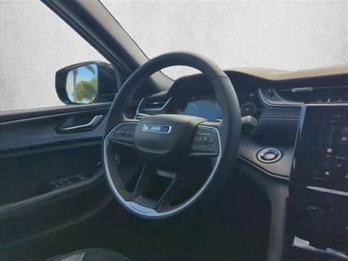 Used 2025 Jeep Grand Cherokee Altitude RWD image 24