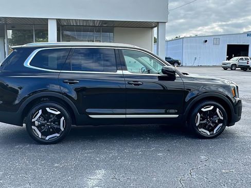 Used 2025 Kia Telluride EX w/ EX Captain's Chair Package image 6