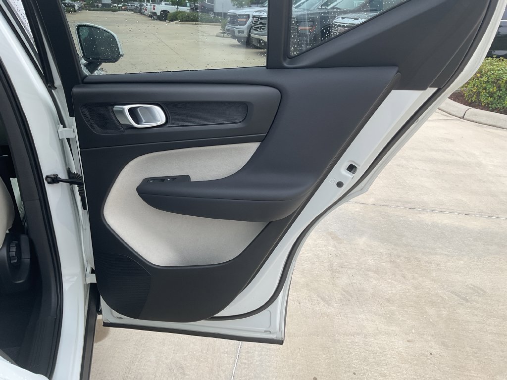Used 2020 Volvo XC40 T4 Momentum FWD image 17