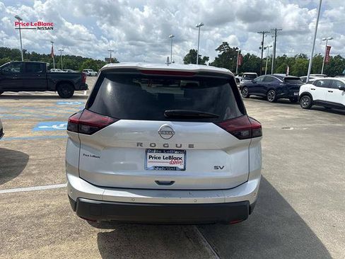 Used 2024 Nissan Rogue SV FWD image 6