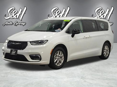 Used 2024 Chrysler Pacifica Touring-L FWD image 12