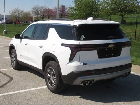 Used 2025 Chevrolet Traverse LT image 2