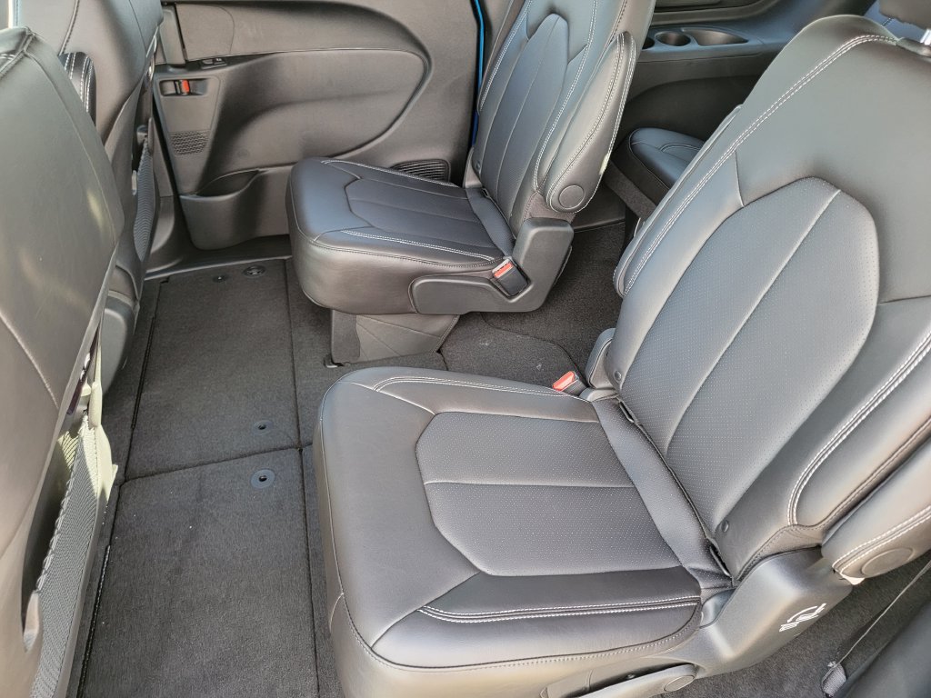 New 2026 Chrysler Pacifica Select FWD image 12