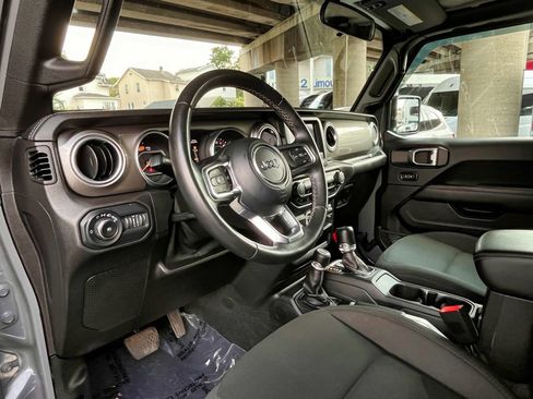 Used 2018 Jeep Wrangler Unlimited Sahara AWD/4WD image 17