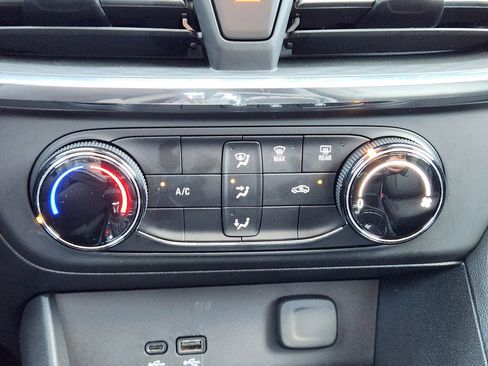 Certified 2025 Buick Encore GX Preferred FWD image 19