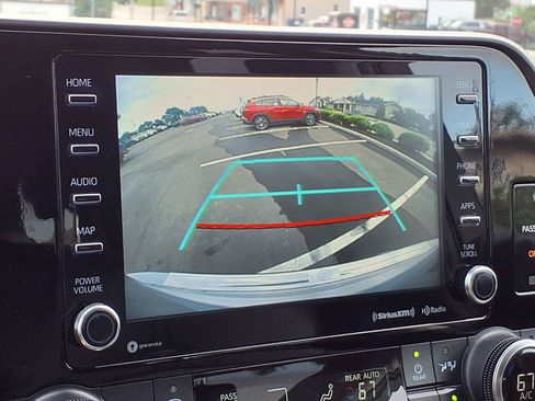 Used 2022 Toyota Highlander XLE AWD/4WD image 9