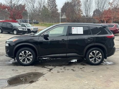 Used 2023 Nissan Rogue SV image 4
