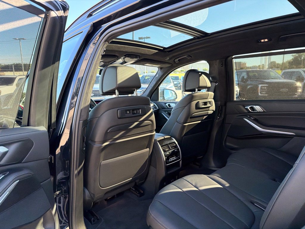 Used 2022 BMW X7 xDrive40i w/ M Sport Package AWD/4WD image 15