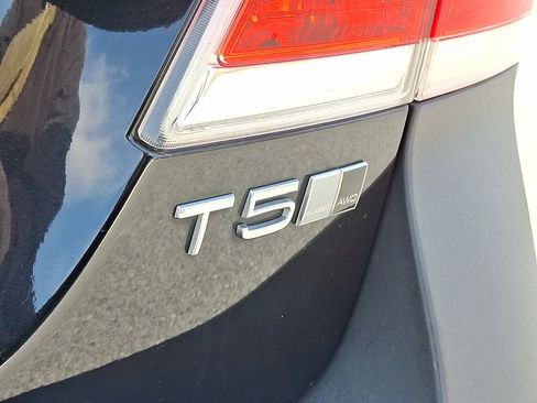 Used 2016 Volvo XC70 T5 Platinum w/ Climate Package image 32