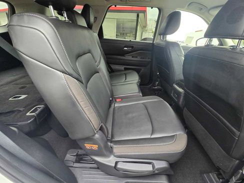 Used 2023 Nissan Pathfinder SL image 14