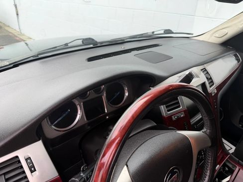 Used 2010 Cadillac Escalade ESV Premium image 9