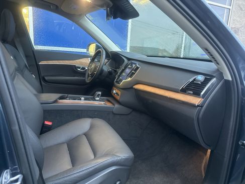 Used 2025 Volvo XC90 B6 Plus image 11