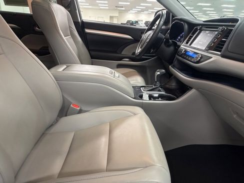 Used 2019 Toyota Highlander XLE image 11