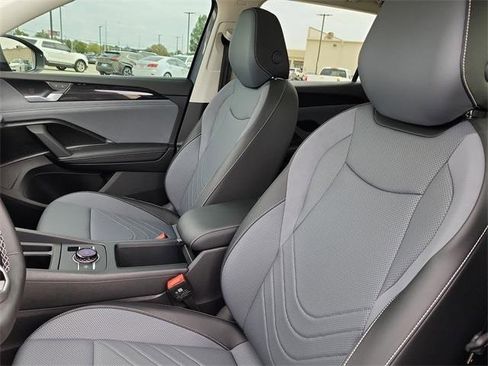 New 2025 Volkswagen Tiguan SE image 13